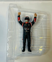 Load image into Gallery viewer, JUAN MONTOYA SIGNED 2015 INDY 500 WINNER W/ DRIVER FIGURE CHEVY 1/18 GREENLIGHT DIECAST
